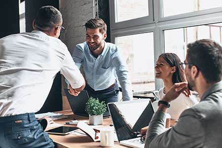 Réunion de travail et poignée de main autour d'une table