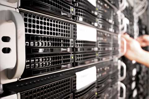 Serveurs installés en baie dans un datacenter